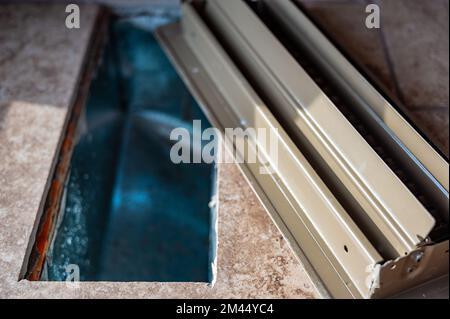 bocchetta di ventilazione del pianale aperta piastrellata con coperchio rimosso Foto Stock