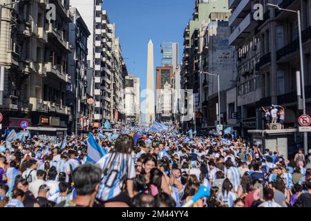 I fan argentini di Buenos Aires festeggiano la loro squadra sconfiggendo la Francia per vincere la Coppa del mondo 2022 Foto Stock