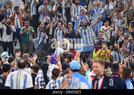 Lusail, Qatar, 18/12/2022, Bad in the Crowd, Lionel MESSI (ARG) con trofeo, coppa, trofeo, foto di squadra, giubilo, Gioia, entusiasmo, giro d'onore, gioco 64, FINALE Argentina - Francia 4-2 NE (3-3) il 18 dicembre 2022, Lusail Stadium Soccer World Cup 20122 in Qatar dal 20,11. - Dalle 18.12.2022 alle Foto Stock