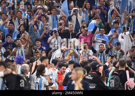 Lusail, Qatar, 18/12/2022, Bad in the Crowd, Lionel MESSI (ARG) con trofeo, coppa, trofeo, foto di squadra, giubilo, Gioia, entusiasmo, giro d'onore, gioco 64, FINALE Argentina - Francia 4-2 NE (3-3) il 18 dicembre 2022, Lusail Stadium Soccer World Cup 20122 in Qatar dal 20,11. - Dalle 18.12.2022 alle Foto Stock