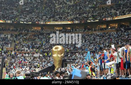 18 dicembre 2022, Lusail iconic Stadium, Doha, QAT, Coppa del mondo FIFA 2022, finale, Argentina vs Francia, nella foto un trofeo di Coppa del mondo di grandi dimensioni Foto Stock