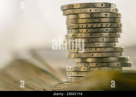 Denaro e finanza. Valuta europea. Monete metalliche su banconote su sfondo bianco sfocato.Pagamenti e spese in contanti.tasso di cambio dell'euro nell'Unione europea Foto Stock