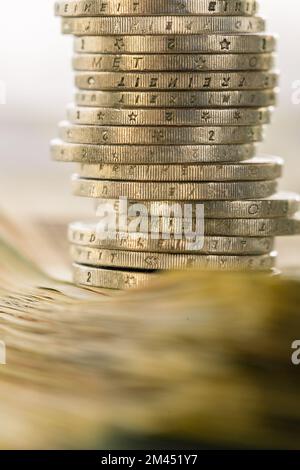 Monete su banconote su sfondo bianco sfocato.denaro e finanza.Pagamenti e spese in contanti.tasso di cambio dell'euro nell'Unione europea.spese e. Foto Stock