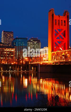 Il Tower Bridge e lo skyline di Sacramento, California, si riflettono nel fiume Sacramento Foto Stock