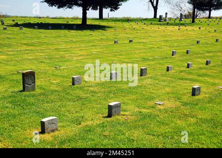 Le tombe dei morti della guerra civile americana sono segnate con semplici lastre di pietra presso il cimitero nazionale di Fredericksburg in Virginia Foto Stock