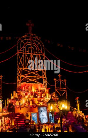 Offerta Day of the Dead dal Messico centrale con papel picado, veladoras, fotografia Foto Stock