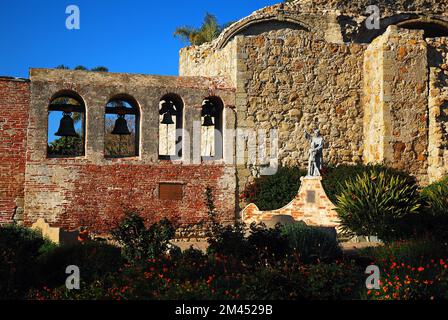 Un campanile e un muro di pietra sono i pezzi rimanenti della missione originale San Juan Capistrano in California Foto Stock