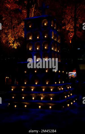 Offerta Day of the Dead dal Messico centrale con papel picado, veladoras, fotografia Foto Stock