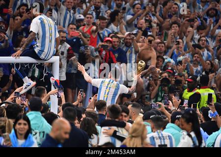 Lusail, Qatar, 18/12/2022, Bad in the Crowd, Lionel MESSI (ARG) con trofeo, coppa, trofeo, foto di squadra, giubilo, Gioia, entusiasmo, giro d'onore, gioco 64, FINALE Argentina - Francia 4-2 NE (3-3) il 18 dicembre 2022, Lusail Stadium Soccer World Cup 20122 in Qatar dal 20,11. - Dalle 18.12.2022 alle Foto Stock