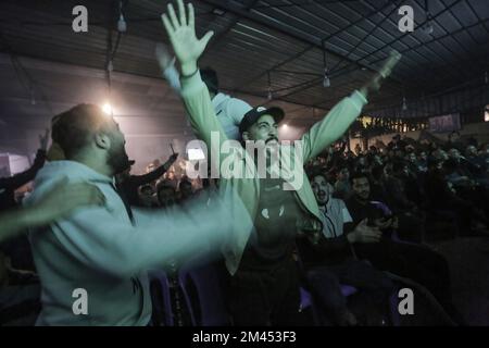 Gaza, Palestina. 18th Dec, 2022. Gli appassionati di calcio palestinesi reagiscono durante una partita di calcio tra Francia e Argentina, la finale della Coppa del mondo FIFA 2022, al campo di Jabalia nella parte settentrionale della striscia di Gaza. L'Argentina ha vinto le sanzioni 4-2. Credit: SOPA Images Limited/Alamy Live News Foto Stock