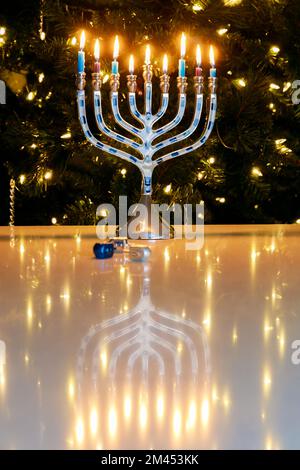 Su Hanukkah, nove candele sono accese in menorah. Foto Stock