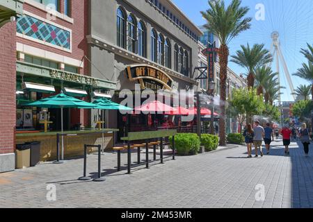 Nevada USA 05-09-21 il LINQ Promenade è un quartiere di ristoranti, bar, negozi e divertimenti situato sulla Strip di Las Vegas Foto Stock