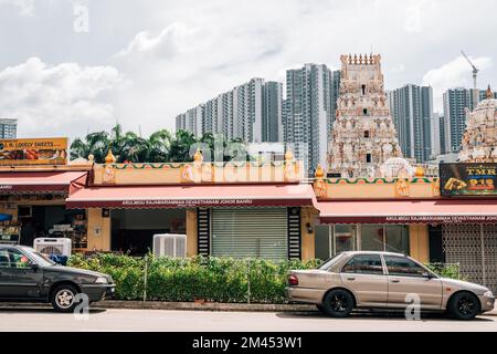 Johor Bahru, Malesia - 25 ottobre 2022 : Arulmigu Rajamariamman Devasthanam tempio indù e strada della città Foto Stock