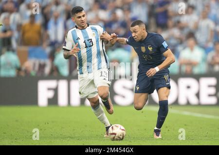 Lusail, Qatar, 18 dicembre 2022. Il francese Kylian Mbappe e il argentino Cristian Romero in azione durante la finale della Coppa del mondo FIFA Qatar 2022 tra Argentina e Francia al Lusail Stadium il 18 dicembre 2022 a Lusail City, Qatar. Foto di David Niviere/ABACAPRESS.COM Foto Stock