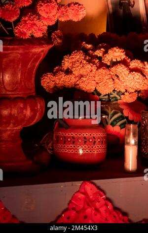 altare di ofrendas per il giorno del vaso di argilla morto candela e cempasuchil fiori Foto Stock