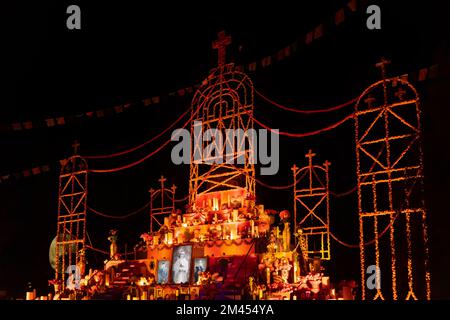 Offerta Day of the Dead dal Messico centrale con papel picado, veladoras, fotografia Foto Stock