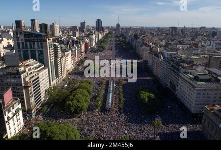 Buenos Aires, Argentina. 18th Dec, 2022. I fan argentini festeggiano dopo aver vinto la finale della Coppa del mondo FIFA 2022 a Buenos Aires, capitale dell'Argentina, il 18 dicembre 2022. Credit: Martin Zabala/Xinhua/Alamy Live News Foto Stock