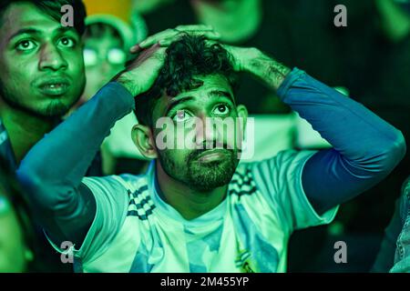 Dhaka, Bangladesh. 18th Dec, 2022. Gli appassionati di calcio guardano la partita finale della Coppa del mondo FIFA Qatar 2022 tra Argentina e Francia su un grande schermo, nella zona dell'Università di Dhaka a Dacca. Credit: SOPA Images Limited/Alamy Live News Foto Stock