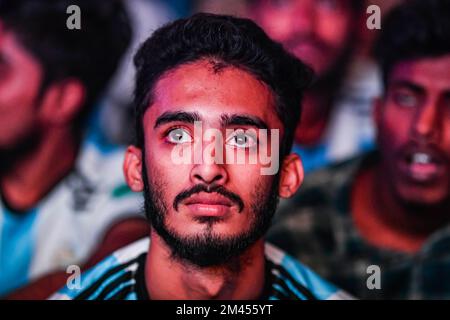 Dhaka, Bangladesh. 18th Dec, 2022. Gli appassionati di calcio guardano la partita finale della Coppa del mondo FIFA Qatar 2022 tra Argentina e Francia su un grande schermo, nella zona dell'Università di Dhaka a Dacca. Credit: SOPA Images Limited/Alamy Live News Foto Stock