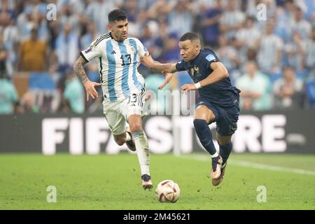 Lusail, Qatar, 18 dicembre 2022. Il francese Kylian Mbappe e il argentino Cristian Romero in azione durante la finale della Coppa del mondo FIFA Qatar 2022 tra Argentina e Francia al Lusail Stadium il 18 dicembre 2022 a Lusail City, Qatar. Foto di David Niviere/ABACAPRESS.COM Foto Stock