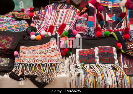 Vestiti colorati della tribù di collina di minoranza di Mein in Thailandia. Foto Stock