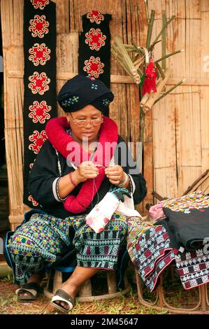 Ricamo della tribù Mein Hill di abiti tradizionali in Thailandia. Foto Stock