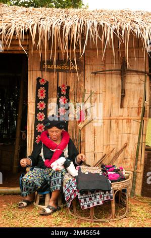 Ricamo della tribù Mein Hill di abiti tradizionali in Thailandia. Foto Stock