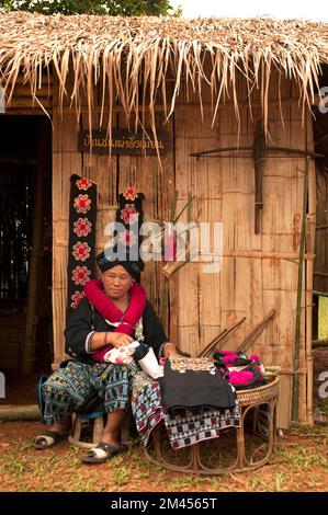 Ricamo della tribù Mein Hill di abiti tradizionali in Thailandia. Foto Stock