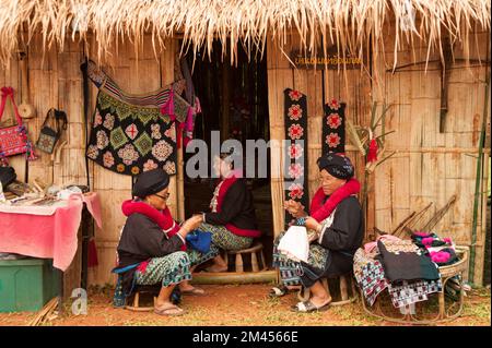 Ricamo della tribù Mein Hill di abiti tradizionali in Thailandia. Foto Stock