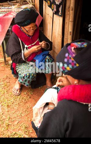 Ricamo della tribù Mein Hill di abiti tradizionali in Thailandia. Foto Stock