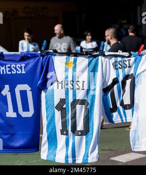 La Plata, Buenos Aires, Argentina - 18 dicembre 2022: Maglie argentine in onore di Lionel messi durante la celebrazione dell'Argentina vincendo la 20 Foto Stock