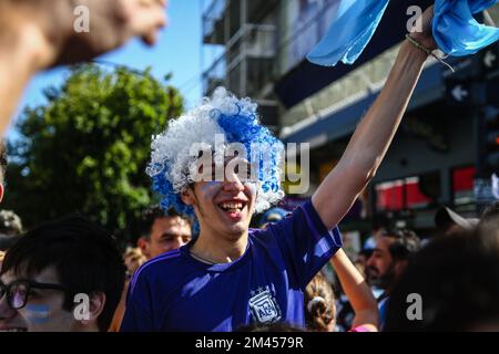 Buenos Aires, Argentina. 18th Dec, 2022. I fan argentini festeggiano il loro campionato nella Coppa del mondo Qatar 2022. Credit: SOPA Images Limited/Alamy Live News Foto Stock