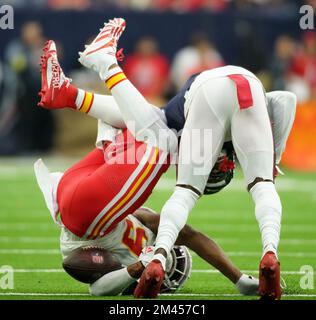 Houston, Texas, Stati Uniti. 18th Dec, 2022. TREMON SMITH (1)(R) sconvolgerà JU-JU SMITH SCHUSTER (9)(L) durante il gioco tra i Kansas City Chiefs e gli Houston Texans a Houston, Texas, allo stadio NRG il 18 dicembre 2022. I Kansas City Chiefs sconfissero gli Houston Texans 30-24 in straordinari. (Foto di: Jerome Hicks/ Credit: Sipa USA/Alamy Live News Foto Stock