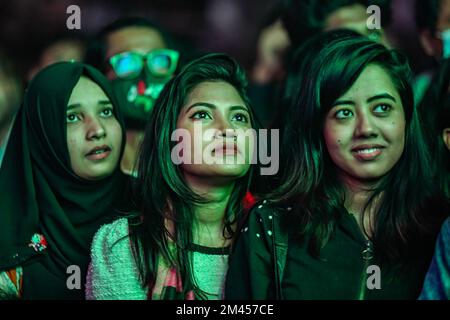 Dhaka, Bangladesh. 18th Dec, 2022. Gli appassionati di calcio potranno assistere alla partita finale della Coppa del mondo FIFA Qatar 2022 tra Argentina e Francia su un grande schermo, nella zona dell'Università di Dhaka a Dacca. (Foto di Zabed Hasnain Chowdhury/SOPA Images/Sipa USA) Credit: Sipa USA/Alamy Live News Foto Stock