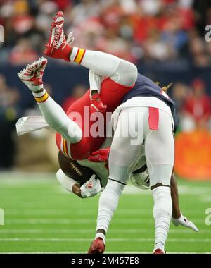 Houston, Texas, Stati Uniti. 18th Dec, 2022. TREMON SMITH (1)(R) sconvolgerà JU-JU SMITH SCHUSTER (9)(L) durante il gioco tra i Kansas City Chiefs e gli Houston Texans a Houston, Texas, allo stadio NRG il 18 dicembre 2022. I Kansas City Chiefs sconfissero gli Houston Texans 30-24 in straordinari. (Foto di Jerome Hicks/Sipa USA) Credit: Sipa USA/Alamy Live News Foto Stock