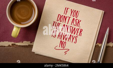 se non chiedete, la risposta è sempre no - consiglio di ispirazione o promemoria sul tovagliolo con caffè, concetto di comunicazione Foto Stock