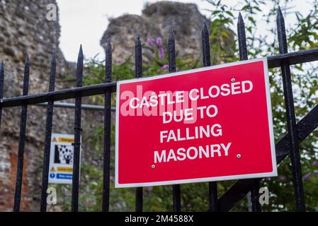 Cancello chiuso, cartello di avvertimento in muratura in caduta sul cancello presso il sito di rovine del castello di Canterbury nel Kent, Inghilterra. Foto Stock