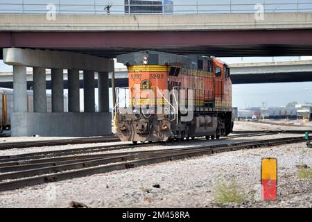 Franklin Park, Illinois, Stati Uniti. Una locomotiva della Burlington Northern Santa Fe Railway che gira al minimo vicino al Bensenville Yard della Canadian Pacific Railway. Foto Stock