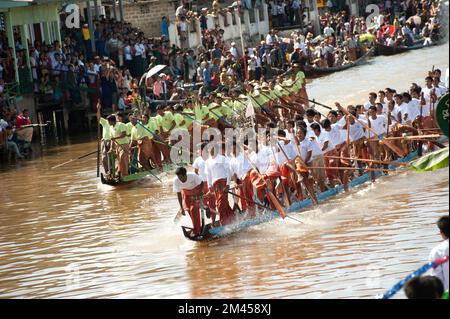 Popoli pagaia dalle gambe sulla processione in Phaung Daw Oo Festival, Inle lago, Myanmar. Il festival è uno dei più grandi festival dello Shan state. Foto Stock