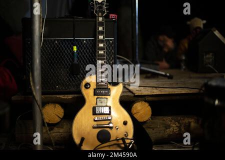 Chitarra elettrica sul palco. Strumento musicale in concerto. Dettagli dell'attrezzatura sonora. Stile rock americano. Foto Stock