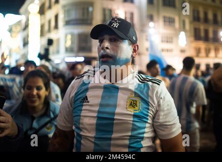 Malaga, Spagna. 18th Dec, 2022. Si vede un fan argentino con il suo volto dipinto che celebra la vittoria dell'Argentina in Plaza de la Constitucion. Sotto un'atmosfera festosa, migliaia di residenti argentini nella città di Malaga sono scesi per le strade del centro città per celebrare la vittoria della nazionale di calcio argentina, dopo la loro vittoria contro la Francia durante la finale della Coppa del mondo FIFA Qatar 2022. (Foto di Jesus Merida/SOPA Images/Sipa USA) Credit: Sipa USA/Alamy Live News Foto Stock