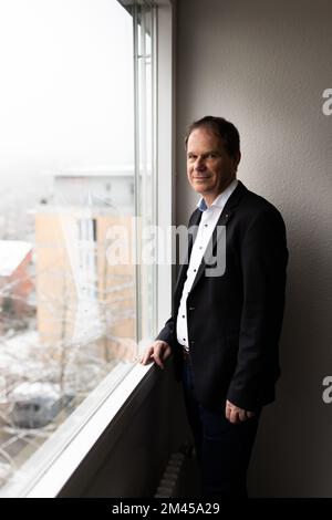 Friburgo, Germania. 15th Dec, 2022. Oliver Müller, responsabile della Caritas International, si trova nell'edificio dell'organizzazione di soccorso. Molte persone hanno donato per aiutare le persone in Ucraina dilaniata dalla guerra. (A dpa 'Caritas: La guerra Ucraina innesca una grande ondata di donazioni ') Credit: Philipp von Ditfurth/dpa/Alamy Live News Foto Stock