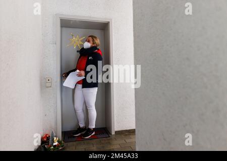 Bretten, Germania. 13th Dec, 2022. L'infermiera Selma, dipendente del servizio di assistenza infermieristica mobile Schulz, lascia l'appartamento di un paziente. Molte persone bisognose di cure vogliono rimanere a casa il più a lungo possibile. Sono curati dai parenti. E servizi di assistenza ambulatoriale - senza di loro, non funzionerebbe. (A dpa 'sotto il radar - i servizi di assistenza ambulatoriale stanno combattendo su molti fronti') Credit: Philipp von Ditfurth/dpa - ATTENZIONE: Nome sulla campana pixelated per motivi di privacy/dpa/Alamy Live News Foto Stock