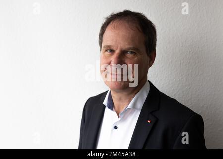 Friburgo, Germania. 15th Dec, 2022. Oliver Müller, responsabile della Caritas International, si trova nell'edificio dell'organizzazione di soccorso. Molte persone hanno donato per aiutare le persone in Ucraina dilaniata dalla guerra. (A dpa 'Caritas: La guerra Ucraina innesca una grande ondata di donazioni ') Credit: Philipp von Ditfurth/dpa/Alamy Live News Foto Stock