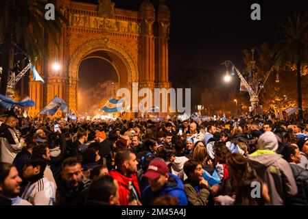 Barcellona, Spagna. 18th Dec, 2022. I tifosi sono visti celebrare la vittoria dell'Argentina sulla Francia dopo la partita di calcio. I tifosi si sono riuniti per festeggiare dopo che la squadra argentina, guidata da messi, ha battuto la Francia 4-2 alle penalità, vincendo la Coppa del mondo di calcio per la terza volta nella sua storia. Credit: SOPA Images Limited/Alamy Live News Foto Stock