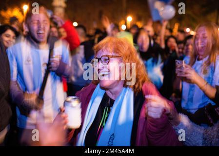 Barcellona, Spagna. 18th Dec, 2022. I tifosi sono visti celebrare la vittoria dell'Argentina sulla Francia dopo la partita di calcio. I tifosi si sono riuniti per festeggiare dopo che la squadra argentina, guidata da messi, ha battuto la Francia 4-2 alle penalità, vincendo la Coppa del mondo di calcio per la terza volta nella sua storia. Credit: SOPA Images Limited/Alamy Live News Foto Stock