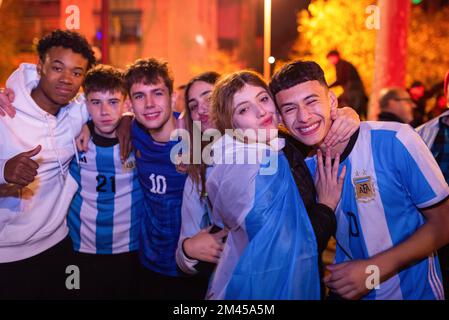 Barcellona, Spagna. 18th Dec, 2022. I tifosi sono visti celebrare la vittoria dell'Argentina sulla Francia dopo la partita di calcio. I tifosi si sono riuniti per festeggiare dopo che la squadra argentina, guidata da messi, ha battuto la Francia 4-2 alle penalità, vincendo la Coppa del mondo di calcio per la terza volta nella sua storia. Credit: SOPA Images Limited/Alamy Live News Foto Stock