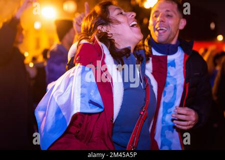 Barcellona, Spagna. 18th Dec, 2022. I tifosi sono visti celebrare la vittoria dell'Argentina sulla Francia dopo la partita di calcio. I tifosi si sono riuniti per festeggiare dopo che la squadra argentina, guidata da messi, ha battuto la Francia 4-2 alle penalità, vincendo la Coppa del mondo di calcio per la terza volta nella sua storia. Credit: SOPA Images Limited/Alamy Live News Foto Stock