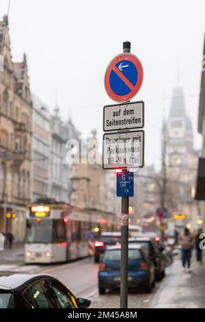 Friburgo, Germania. 15th Dec, 2022. Sotto un cartello nel centro di Friburgo che indica l'inizio di una zona non-stop limitata, ci sono cartelli che dicono 'sulla spalla' e 'con permesso di parcheggio 18-9 ore gratis'. (A dpa: 'L'aiuto ambientale critica gli stati per i prezzi per il parcheggio dei residenti') Credit: Philipp von Ditfurth/dpa/Alamy Live News Foto Stock