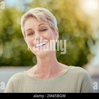 Donna anziana, faccia e sorridi all'aperto in pensione, ambiente e libertà nella natura in Australia. Ritratto, headshot e nonna felice nel parco per Foto Stock